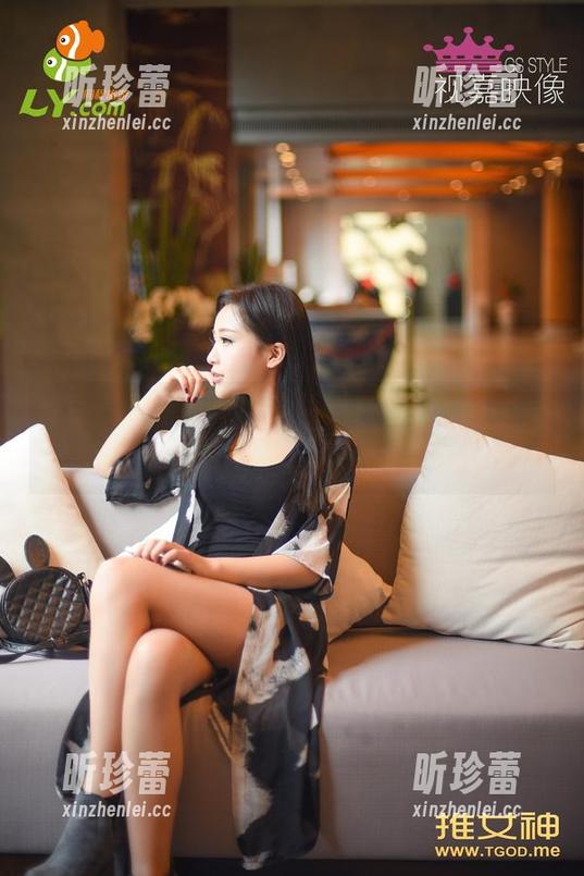 青豆客 - 妮小妖的原图：在白色的氛围里，悄悄埋藏了个小心思！