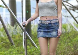 魔镜街拍 – 婷婷这位“肉丝美人”，圣诞也敢尝试，你敢下载吗？