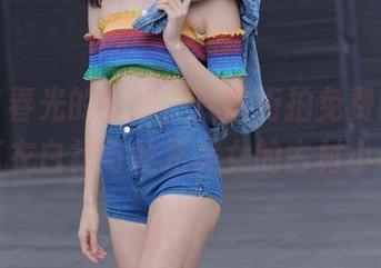 欲望与春光的交织，魔镜街拍免费图册——红衣白裙与丝足美女的古村小调！