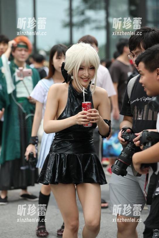 魔镜街拍：粉红牛仔热裤小姐姐，百分百适合做壁纸的作品集，快来下载啊！