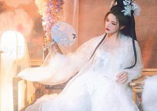 鹿八岁baby在这张写真里把丝袜穿出了新高度，我竟无话可说。